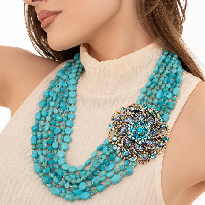 Collana multi linee con pietre turchesi, inserto fiore in metallo