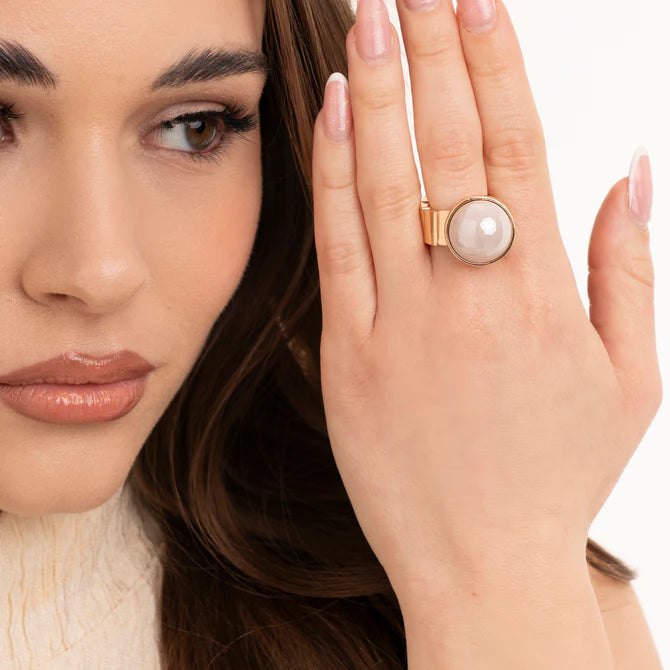 Anello in metallo elastico con perla in acrilico