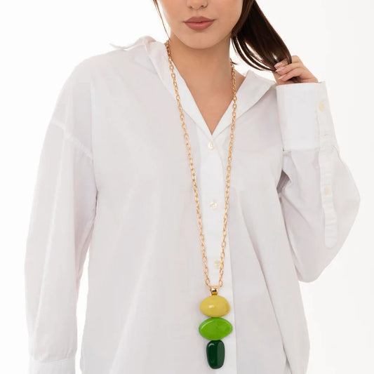 Collana lunga a catena con pendente in resina tono verde
