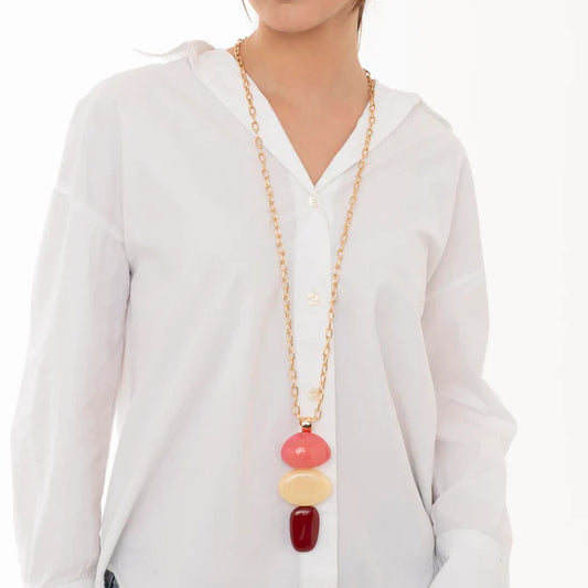 Collana lunga a catena con pendente in resina tono rosa