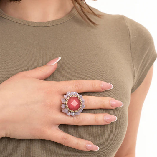 Anello in macramè con micro cristalli viola e una pietra circolare fucsia