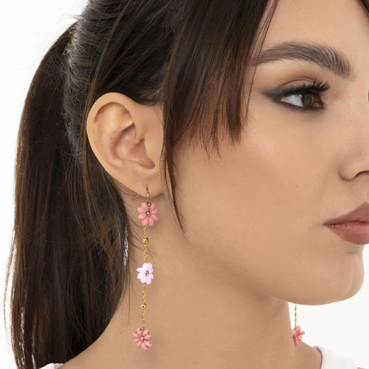 Orecchini pendenti in acciaio con fiorellini tono rosa